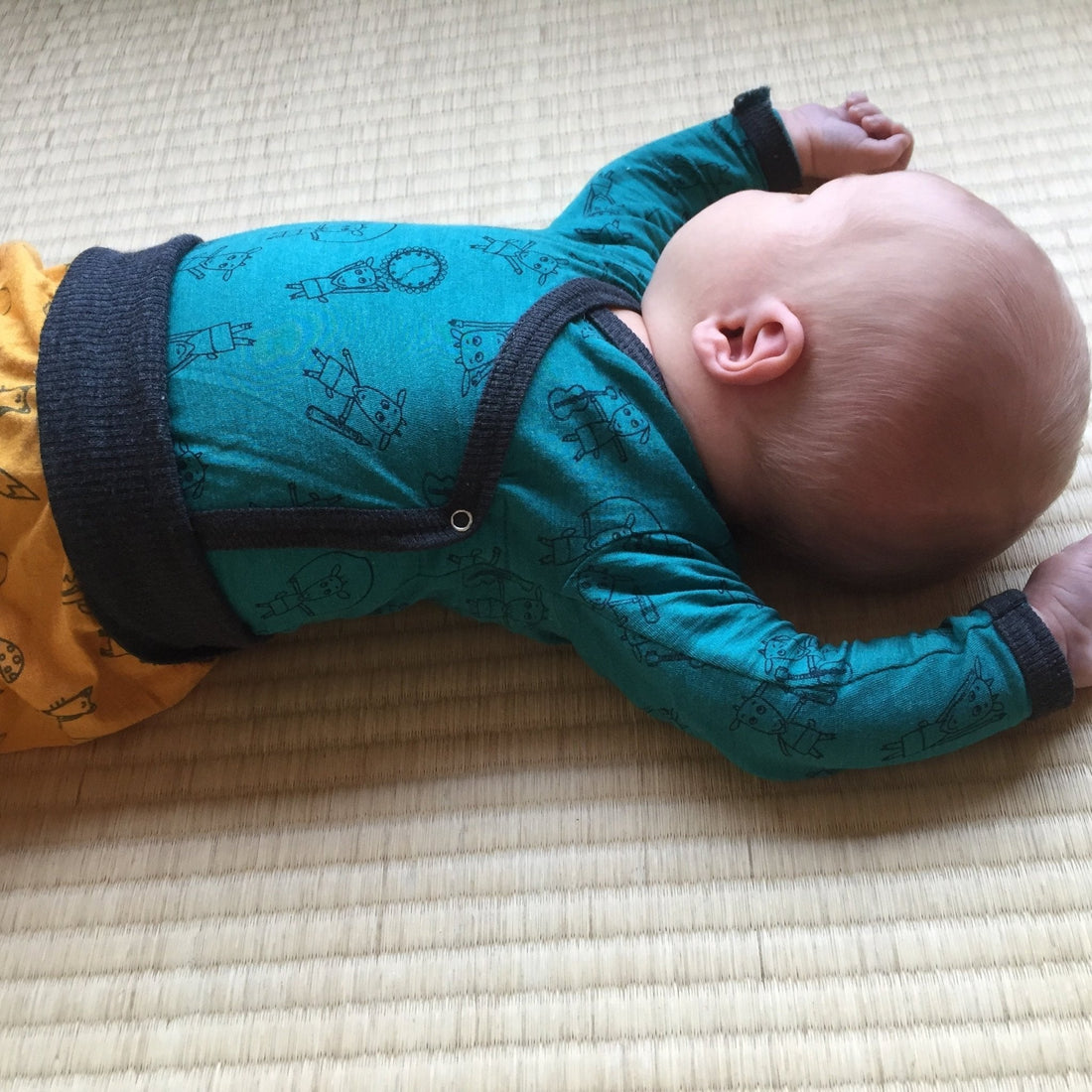 Baby in Glückskind Body aus Merinowolle und Seide – Babykleidung von heywool