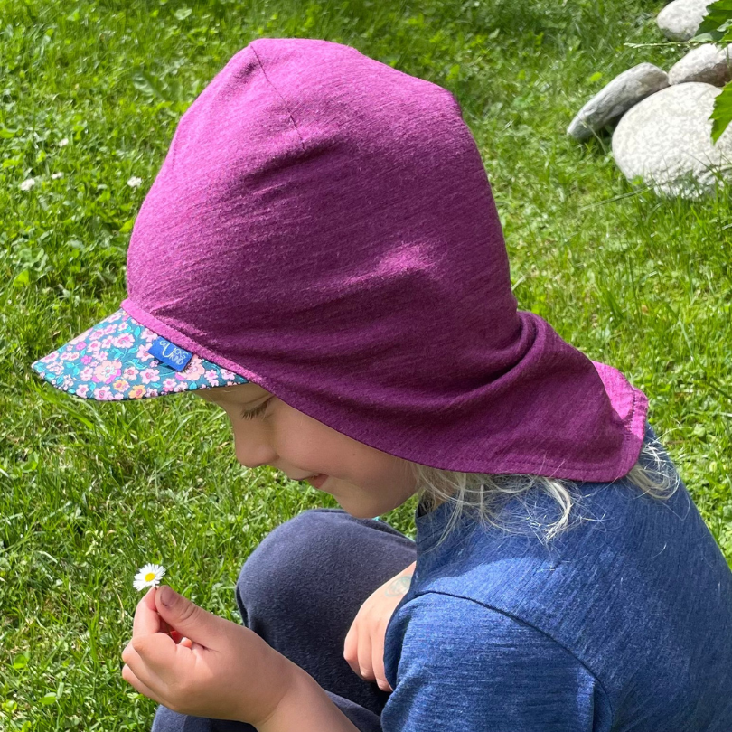 Sommerkappe zwetschke mit Blumen limited edition, Merinowolle & Seide (bio/GOTS)