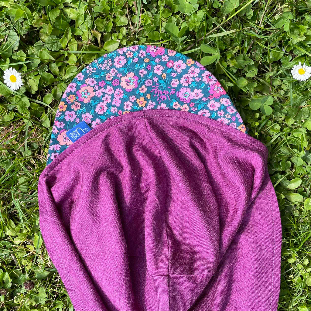 Sommerkappe zwetschke mit Blumen limited edition, Merinowolle & Seide (bio/GOTS)