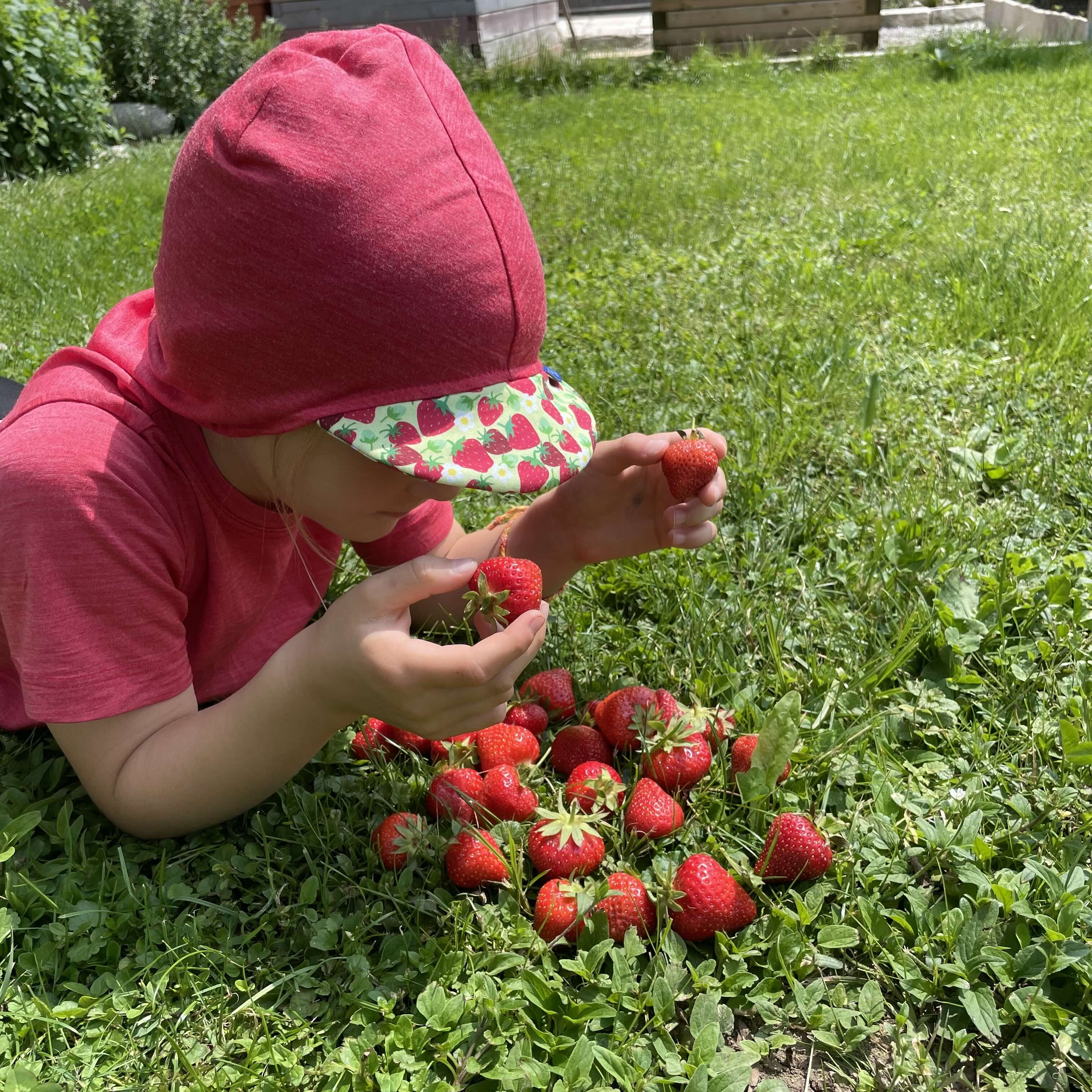 Sommerkappe himbeere mit Erdbeeren limited edition, Merinowolle & Seide (bio/GOTS)