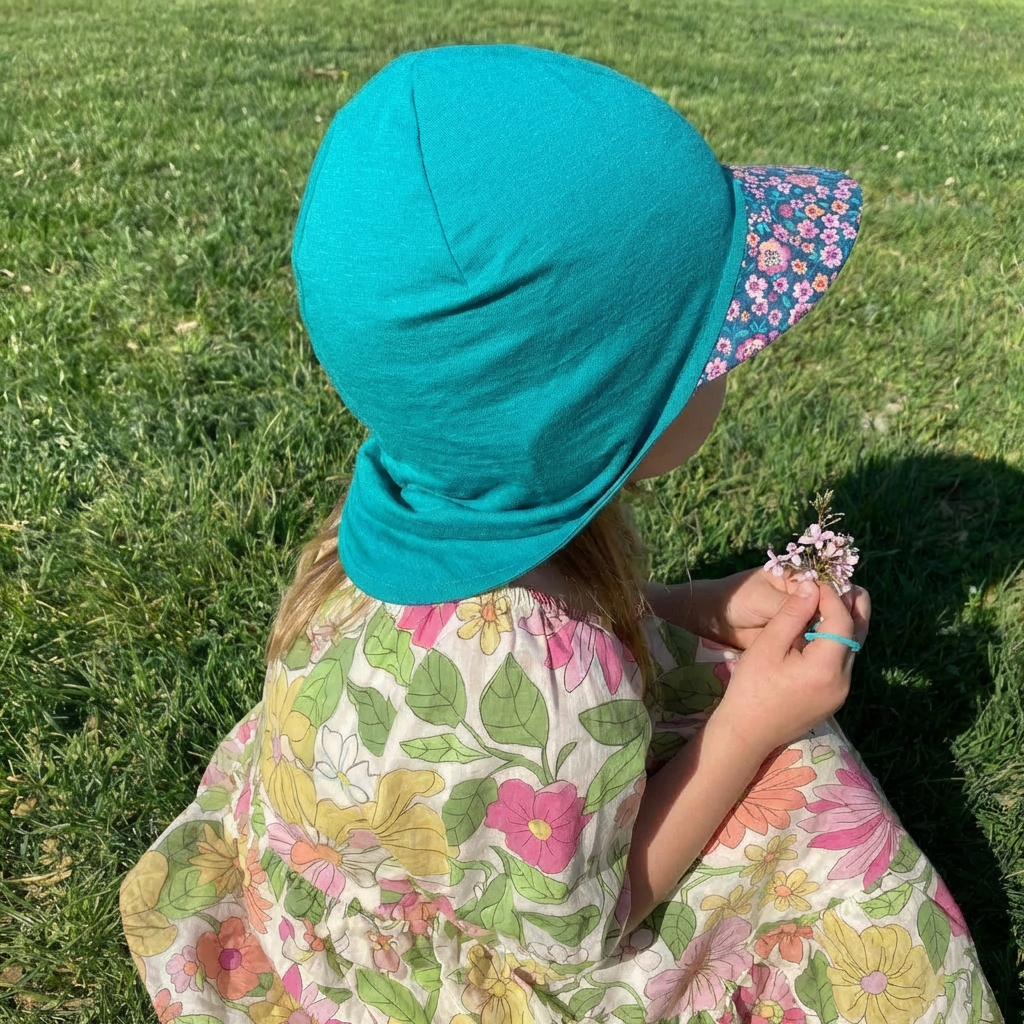 Sommerkappe smaragd mit Blumen limited edition, Merinowolle & Seide (bio/GOTS)