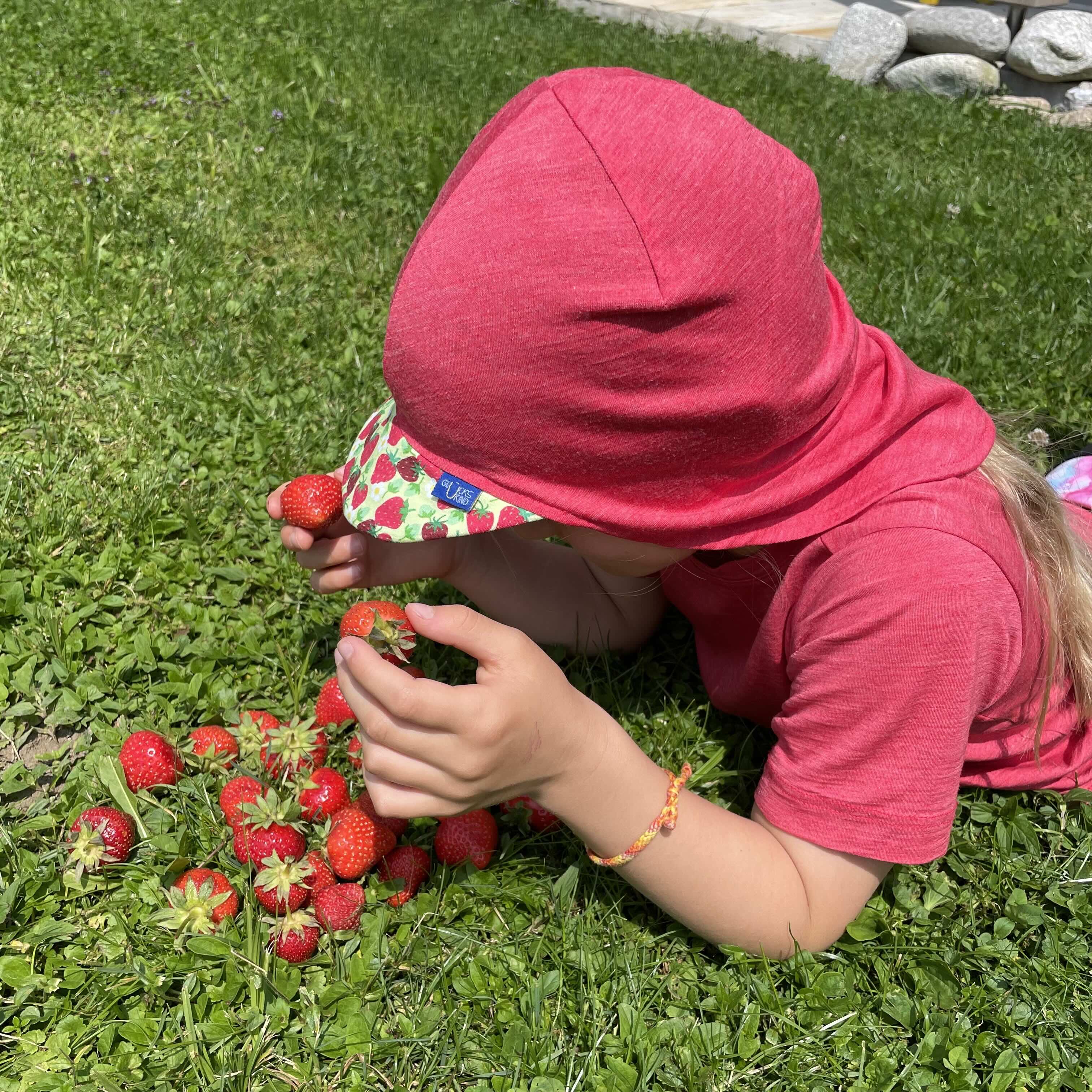 Sommerkappe himbeere mit Erdbeeren limited edition, Merinowolle & Seide (bio/GOTS)